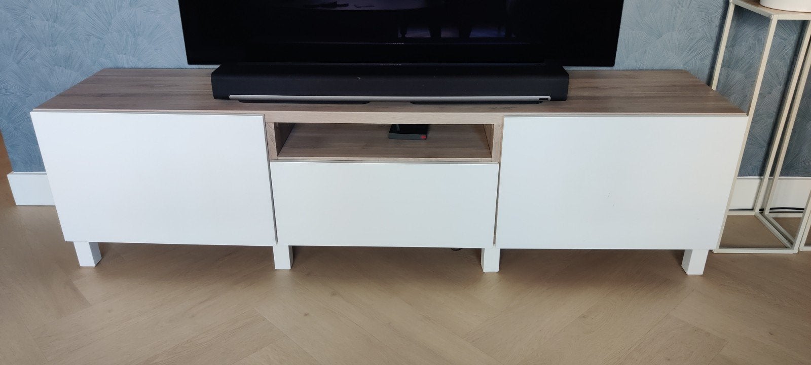 Ikea Besta TV-meubel - Licht walnoot met wit, Huis en Inrichting, Kasten | Televisiemeubels, Ophalen, Kunststof, Gebruikt, 150 tot 200 cm