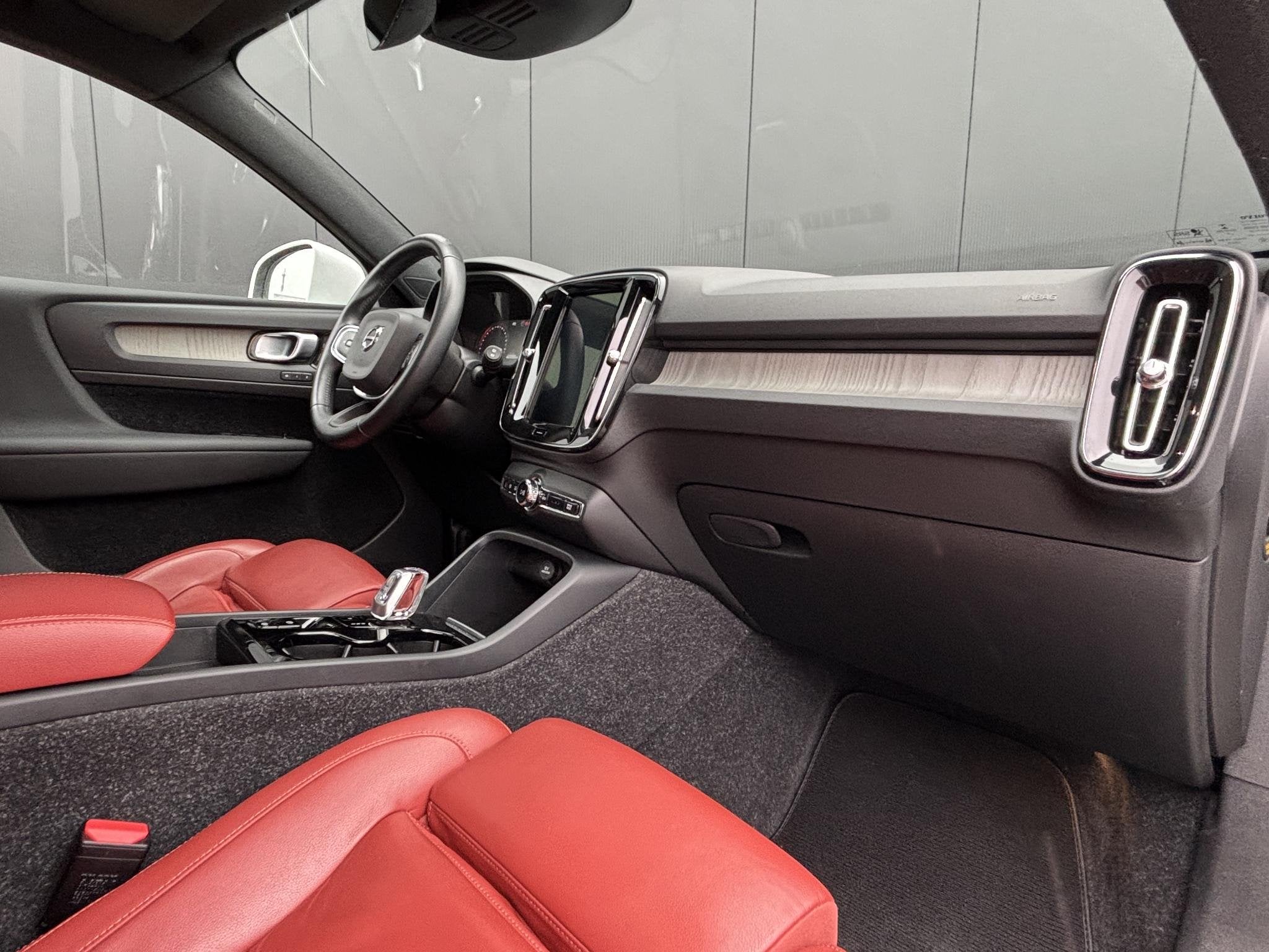 Volvo XC40 1.5 T5 Recharge Inscription / rood Leder / 360 ca, Euro 6, 1712 kg, Wit, Hybride Elektrisch/Benzine