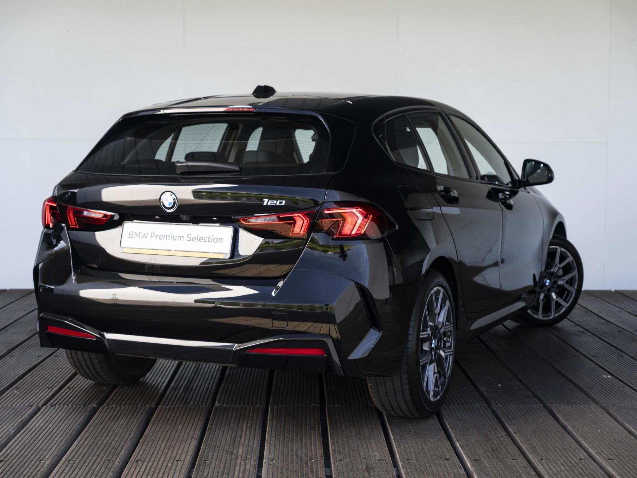 BMW 1 Serie 120 | Premium Pack | 18 inch | Comfort Access |, Auto's, Gebruikt, Euro 6, Met garantie (alle), Zwart