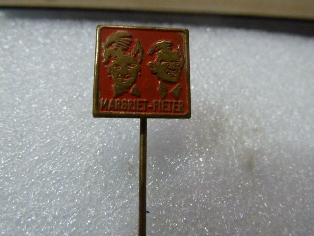 Vintage Speldje Margriet-Pieter, Ophalen of Verzenden, Gebruikt, Overige onderwerpen, Speldje of Pin