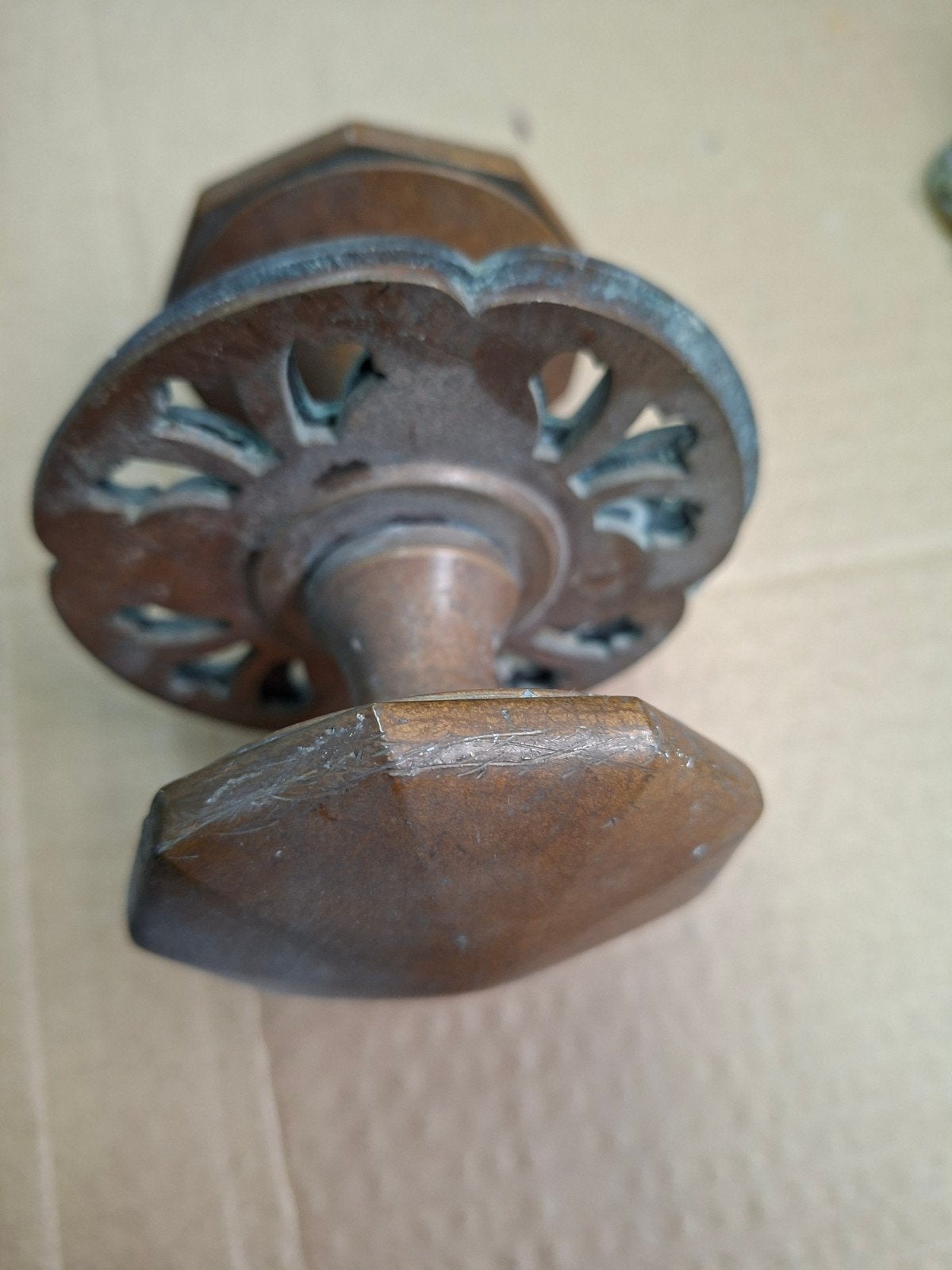 Antieke bronzen deurknop met rozet, Ophalen of Verzenden