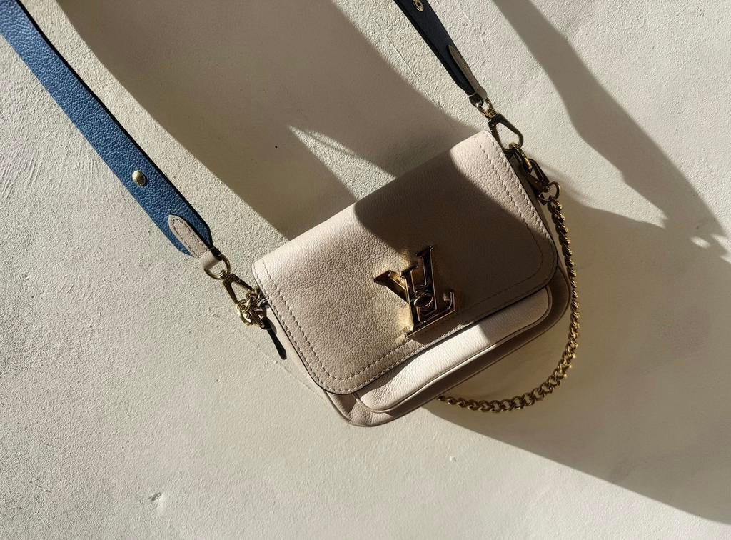 Louis Vuitton Lock Me Tender Greige, Sieraden, Tassen en Uiterlijk, Kettingen, Ophalen of Verzenden, Zo goed als nieuw, Blauw