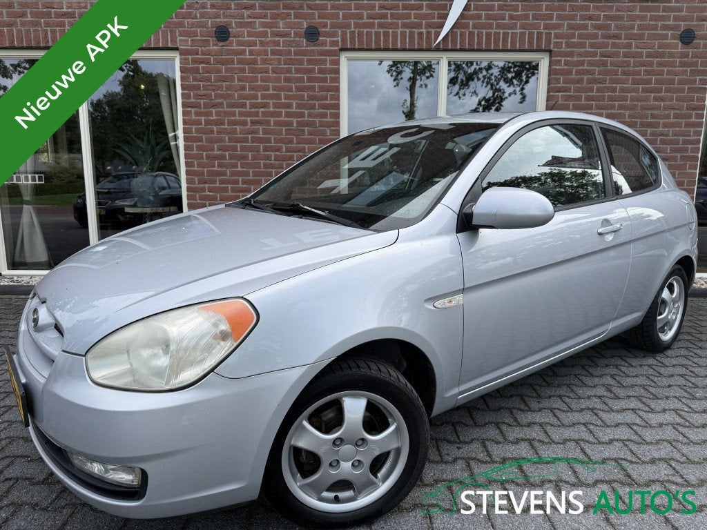 Hyundai Accent 1.4i Dynamic NIEUWE APK / RIJDT GOED / RIJKLA, Auto's, Gebruikt, Zwart, 4 cilinders, Elektrische ramen