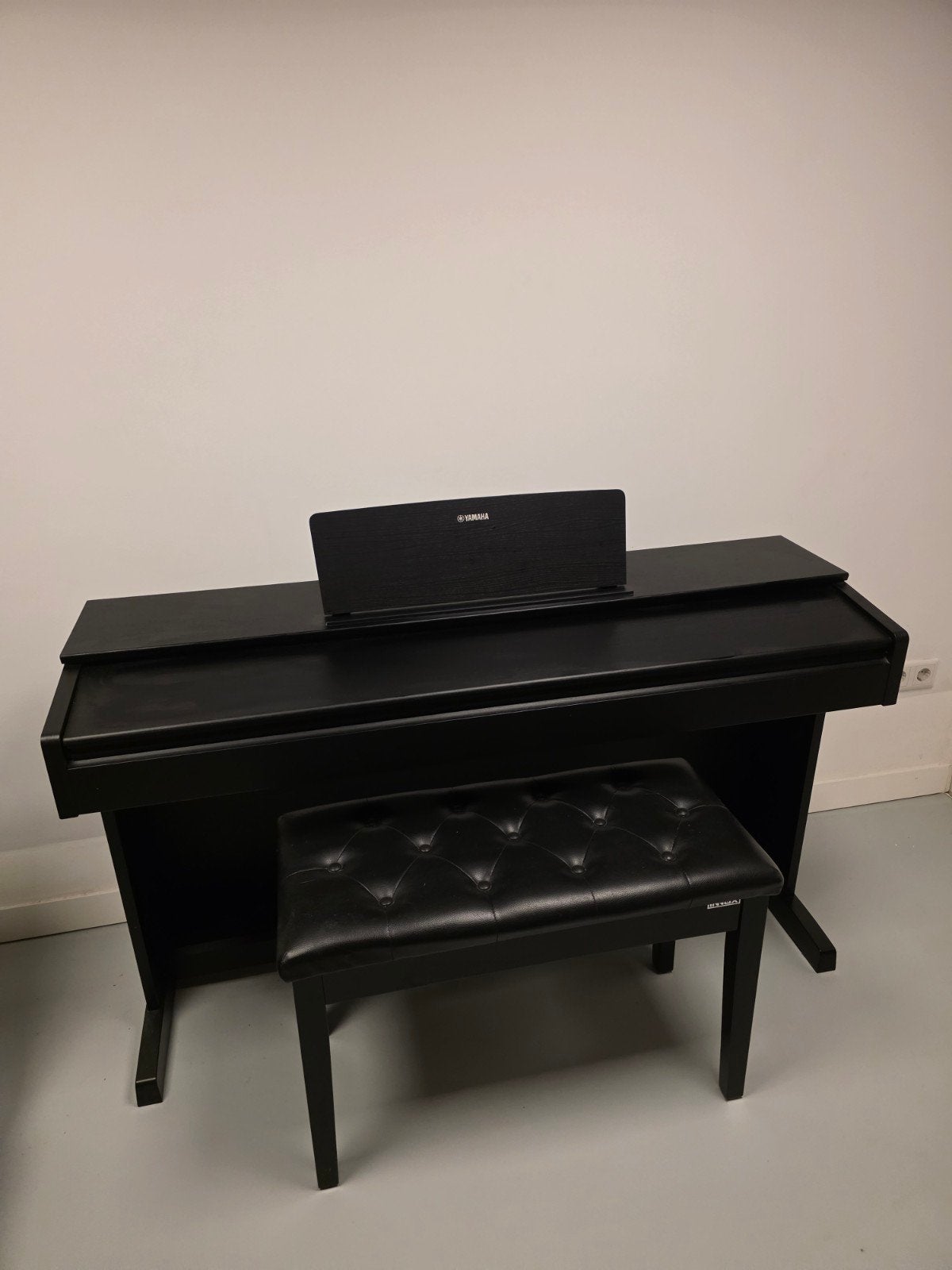 Yamaha Arius YDP-143 met pianokruk, Ophalen, Zo goed als nieuw, Zwart, Piano