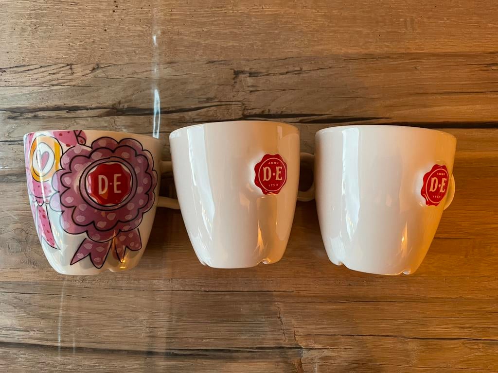 3 Douwe Egberts grote koffiemokken, Huis en Inrichting, Keuken | Servies, Ophalen, Blond Amsterdam, Zo goed als nieuw, Kop(pen) en/of Schotel(s)