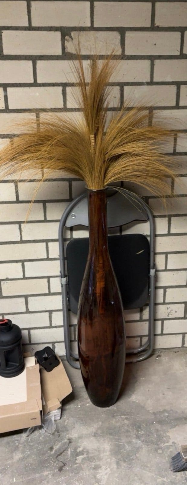 Grote bruine vaas met decoratieve pluimen, Ophalen of Verzenden