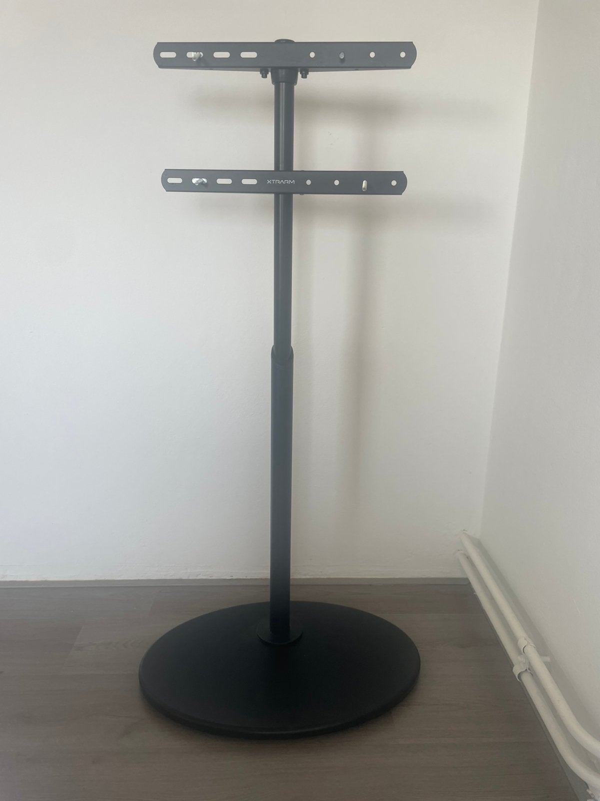 XTRARM Arius TV Standaard Zwart – Universeel Vloerstatief, Ophalen, Zo goed als nieuw