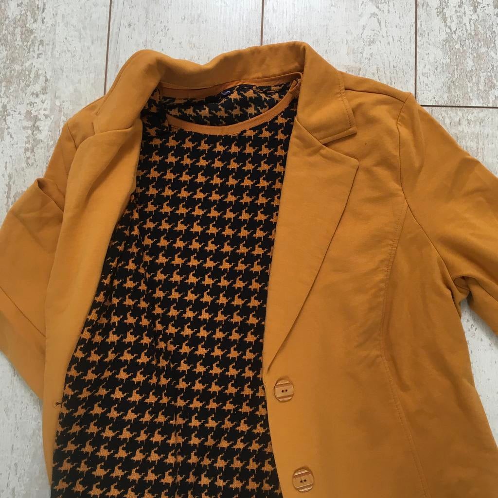 OKERGEEL COLBERTJE MET SHIRT, Ophalen of Verzenden, Zo goed als nieuw