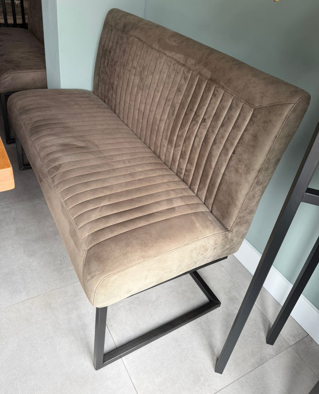 Moderne eetkamerbank Parantino met ribbelpatroon (taupe), Ophalen, Zo goed als nieuw, Minder dan 150 cm
