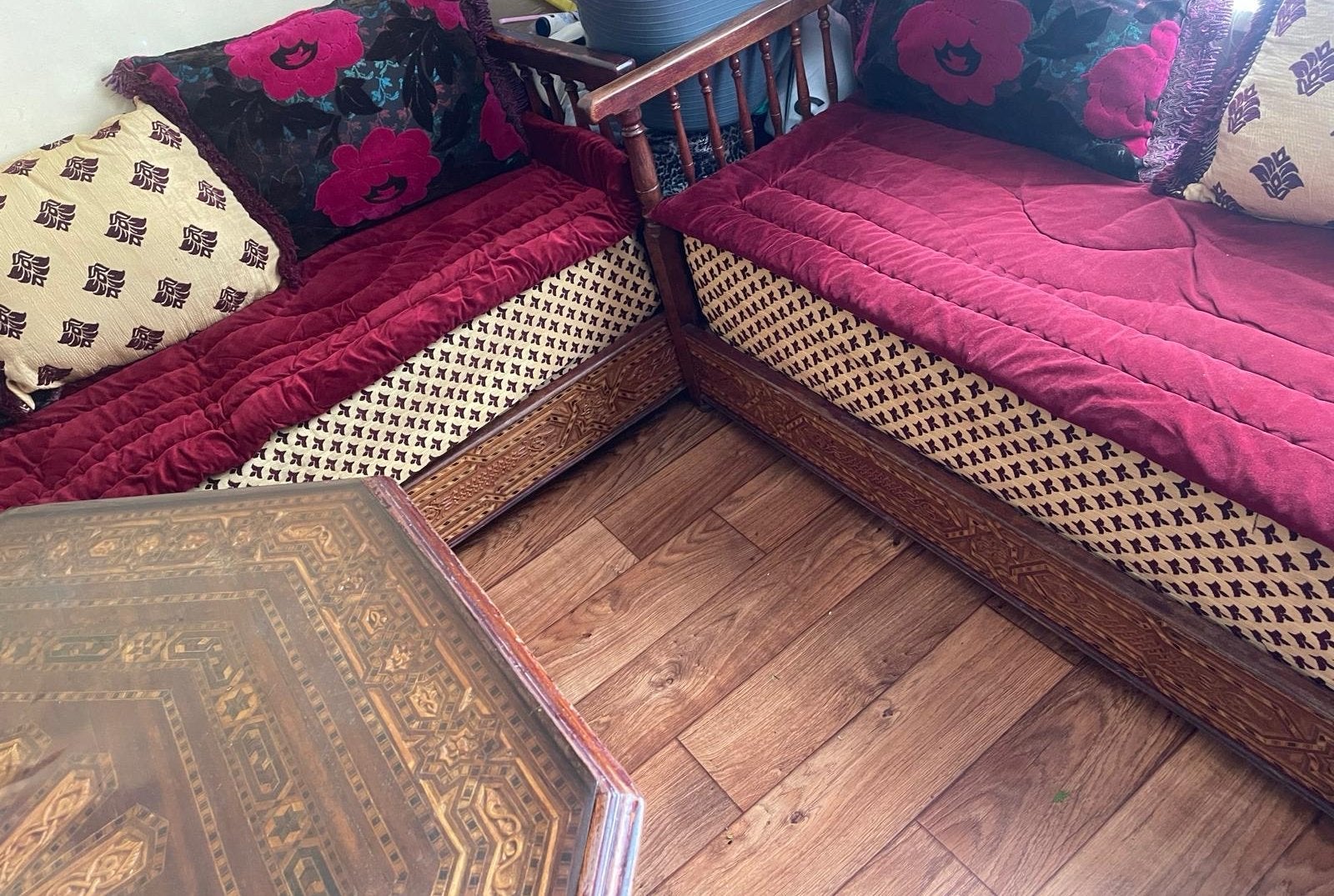Marokkaanse banken met tafel en poef, Huis en Inrichting, Gebruikt, Driepersoons, 75 tot 100 cm, Ophalen of Verzenden