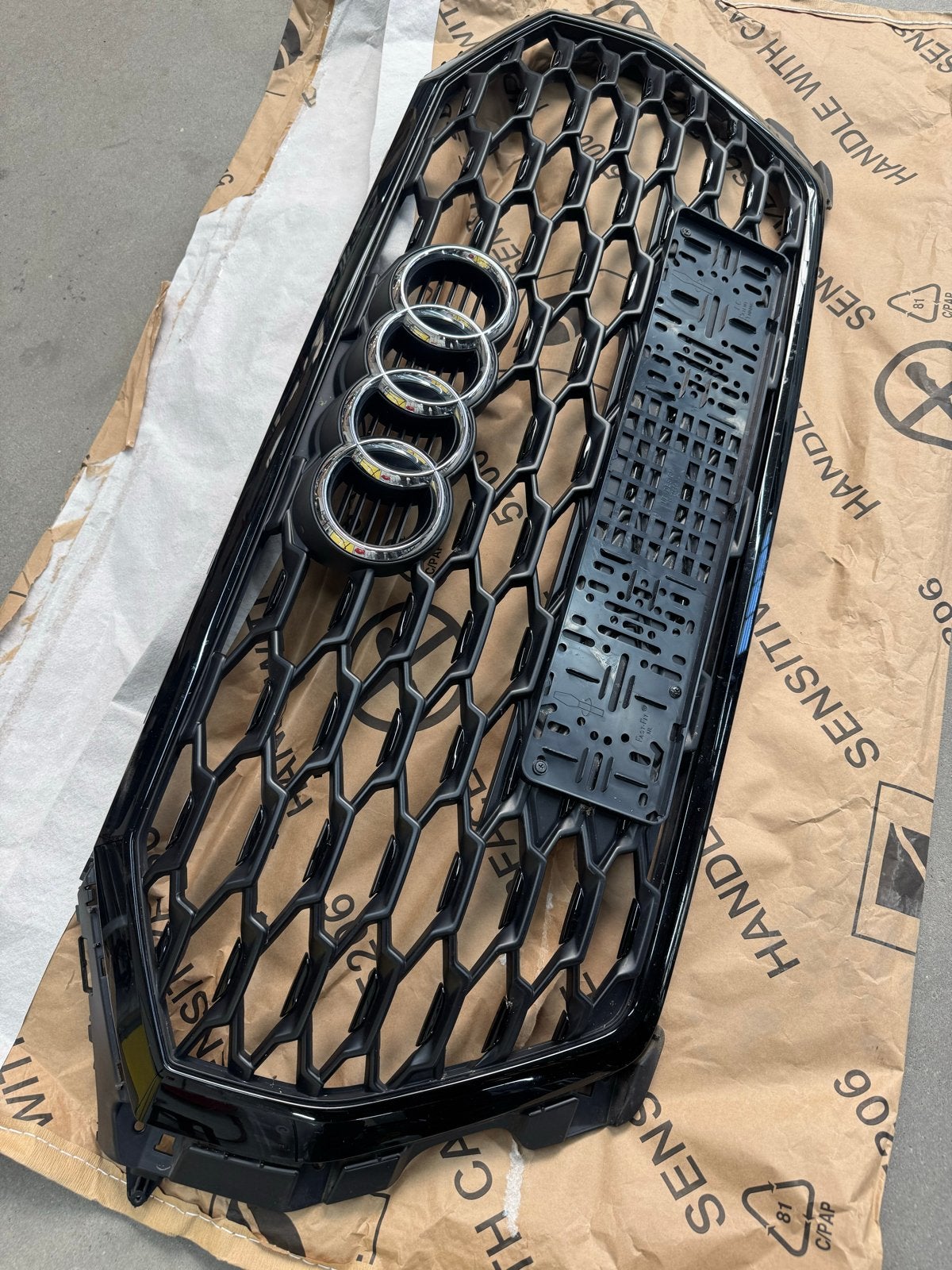 Audi q3 Grille Hoogglans Zwart met lichte krassen, Ophalen, Gebruikt, Voor, Audi