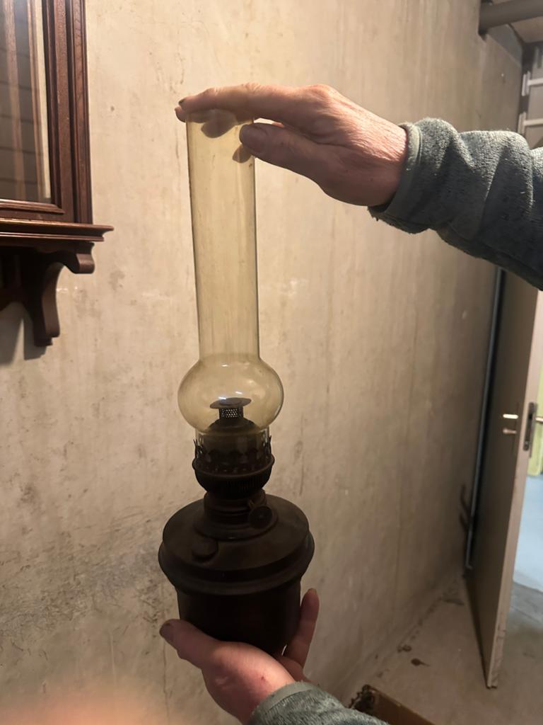 Oude olielamp met glas, Ophalen