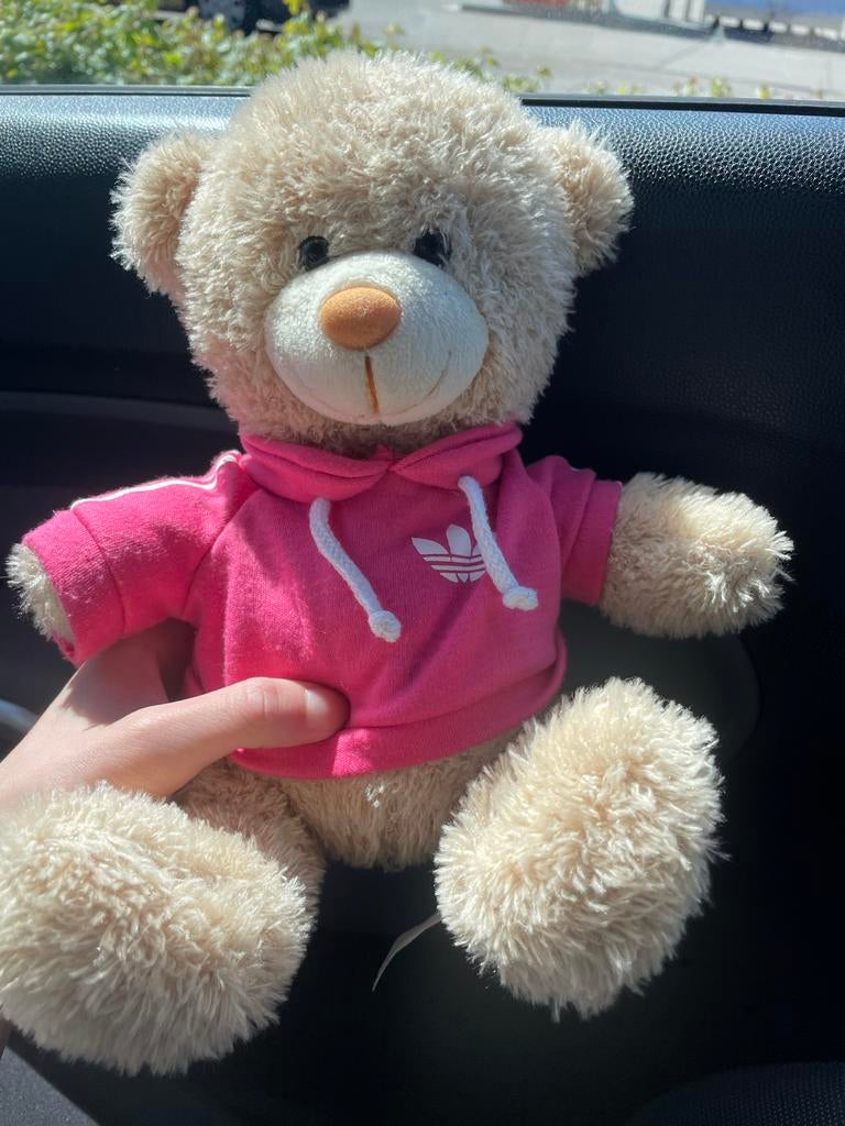 Knuffelbeer met roze Adidas trui - Nieuwstaat!, Beer, Nieuw, Ophalen of Verzenden, Met kleding of accessoire