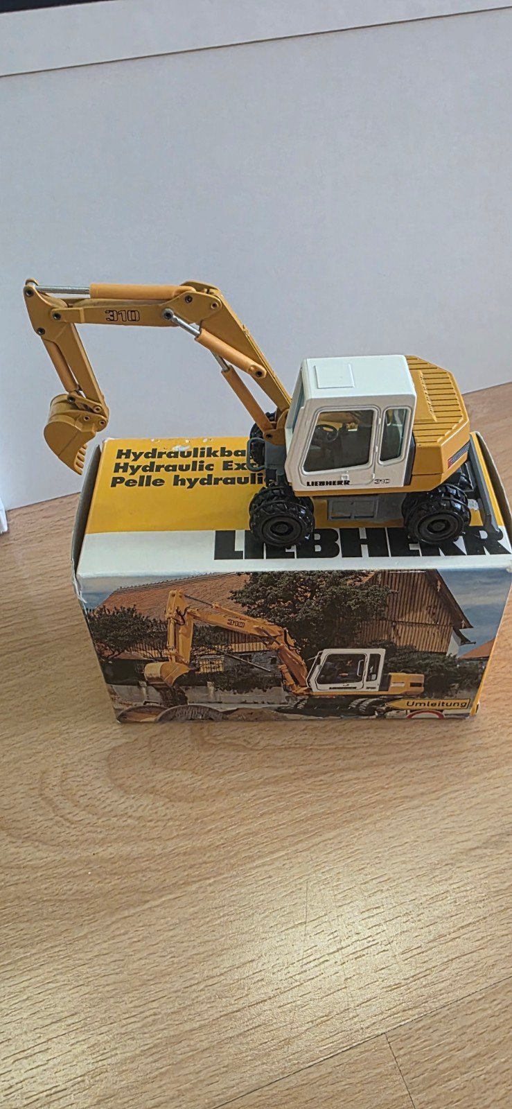 liebherr A310, Hobby en Vrije tijd, Modelauto's | 1:50, Ophalen of Verzenden, Zo goed als nieuw, Hijskraan, Tractor of Landbouw