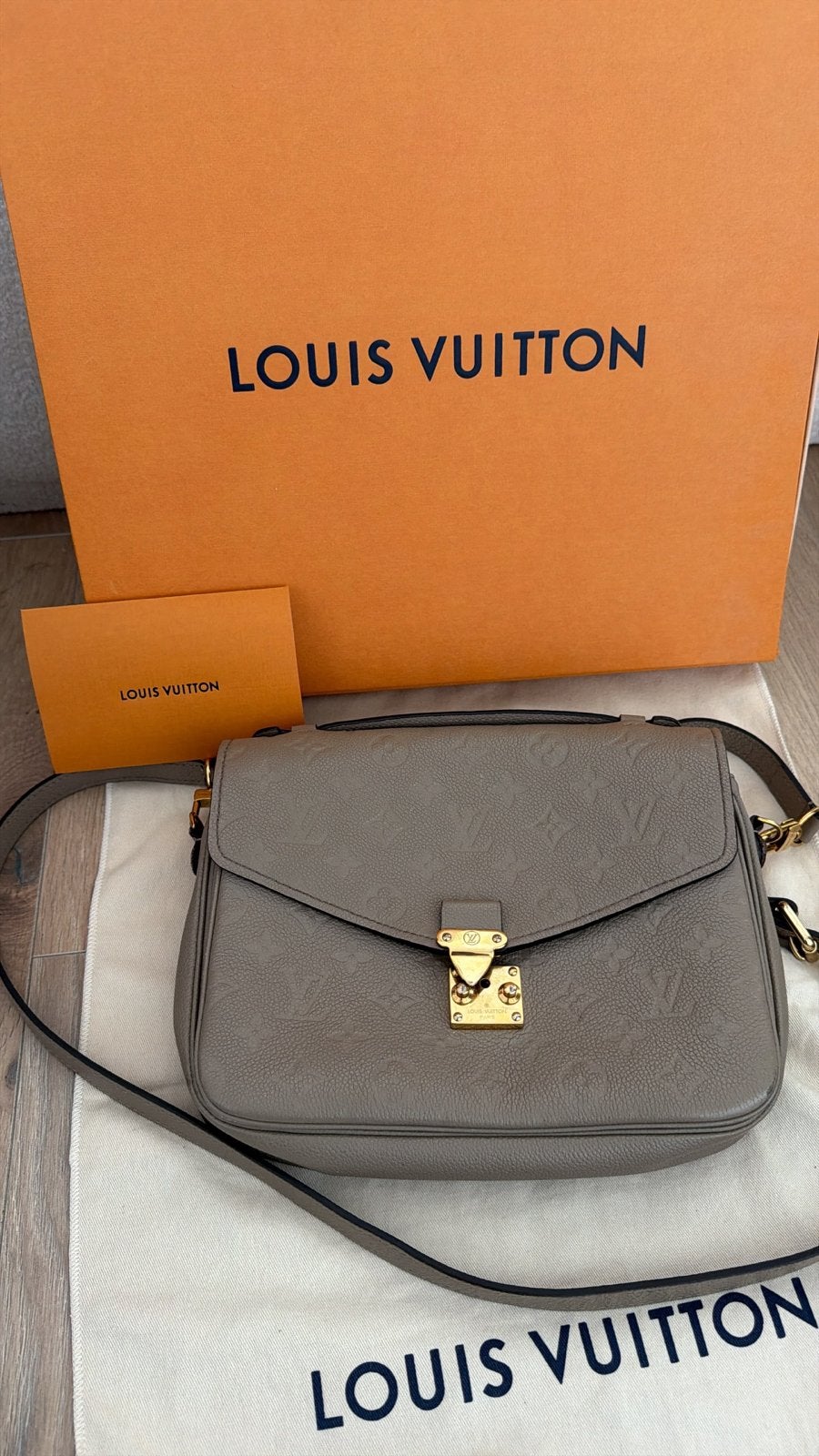 Louis Vuitton Pochette Metis Monogram Empreinte Taupe, Sieraden, Tassen en Uiterlijk, Tassen | Damestassen, Ophalen of Verzenden