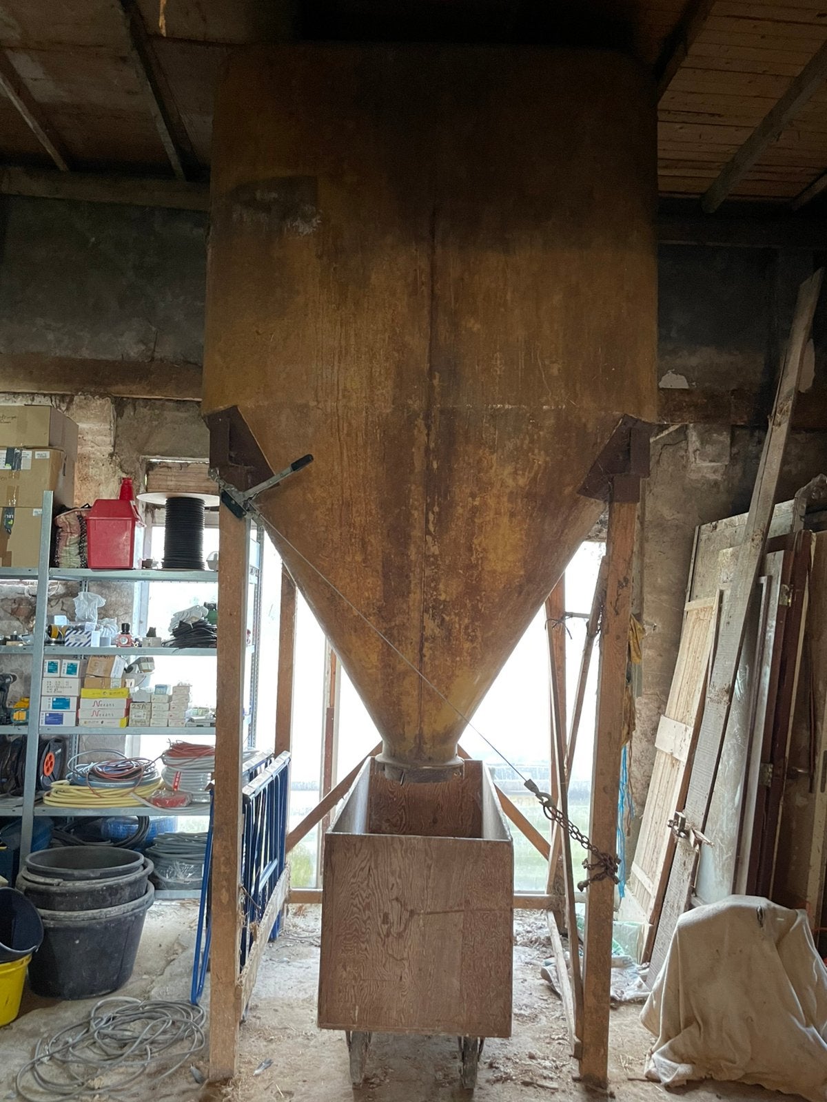 Polyester silo