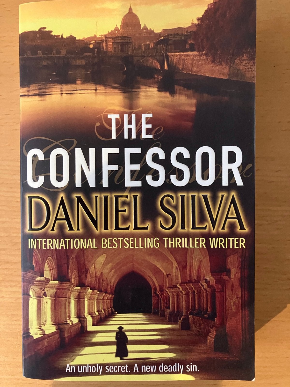 The Confessor - Daniel Silva (Zo goed als nieuw), Ophalen of Verzenden, Zo goed als nieuw