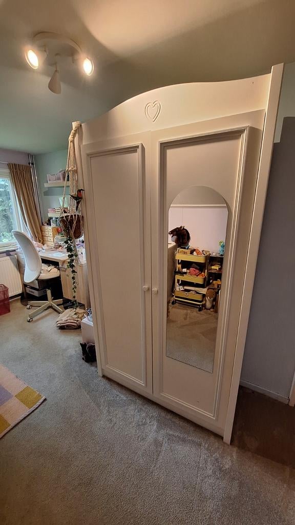 Witte kledingkast met spiegel en hartdetail, Huis en Inrichting, Kasten | Kledingkasten, Ophalen, Met deur(en), Gebruikt, 100 tot 150 cm