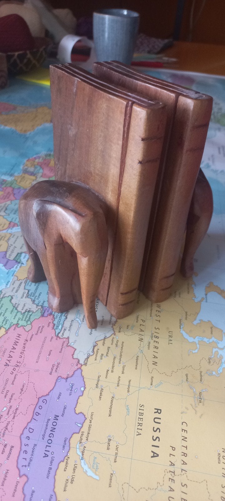 Handgesneden olifant boekensteunen, Huis en Inrichting, Hout, Gebruikt, Overige stijlen, Ophalen of Verzenden