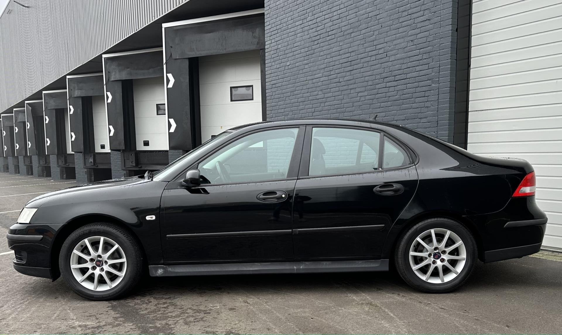 Saab 9-3 Sport Sedan 1.8 Linear 1STE EIG/NWEDISTRIBUTIE/VOLO, Auto's, Stof, Gebruikt, Zwart, 1796 cc