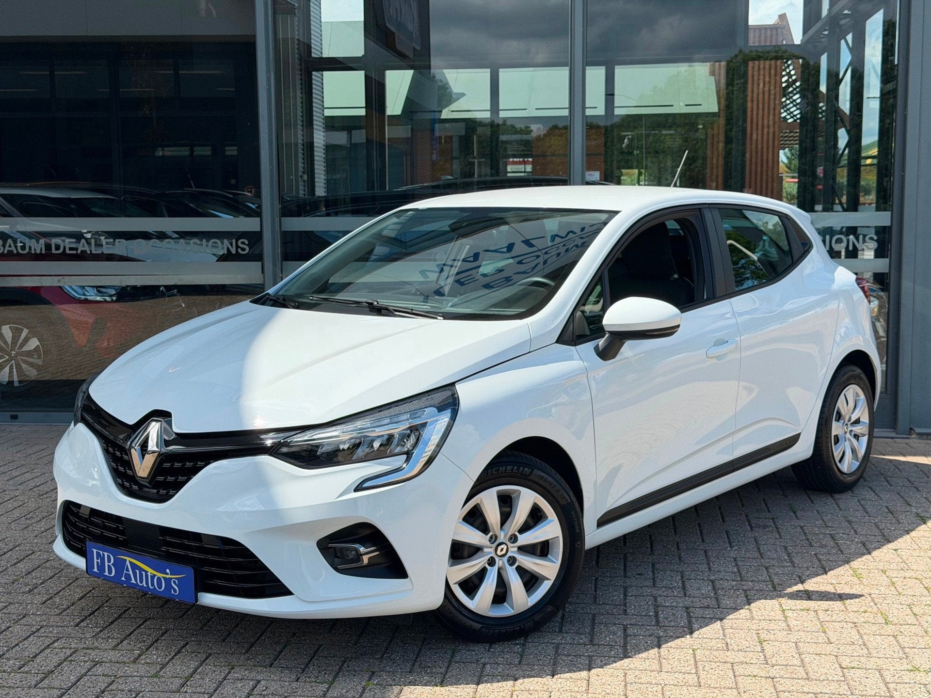 Renault Clio 1.0 TCe Intens Airco Navi Cruise, Voorwielaandrijving, Gebruikt, Leder en Stof, Wit