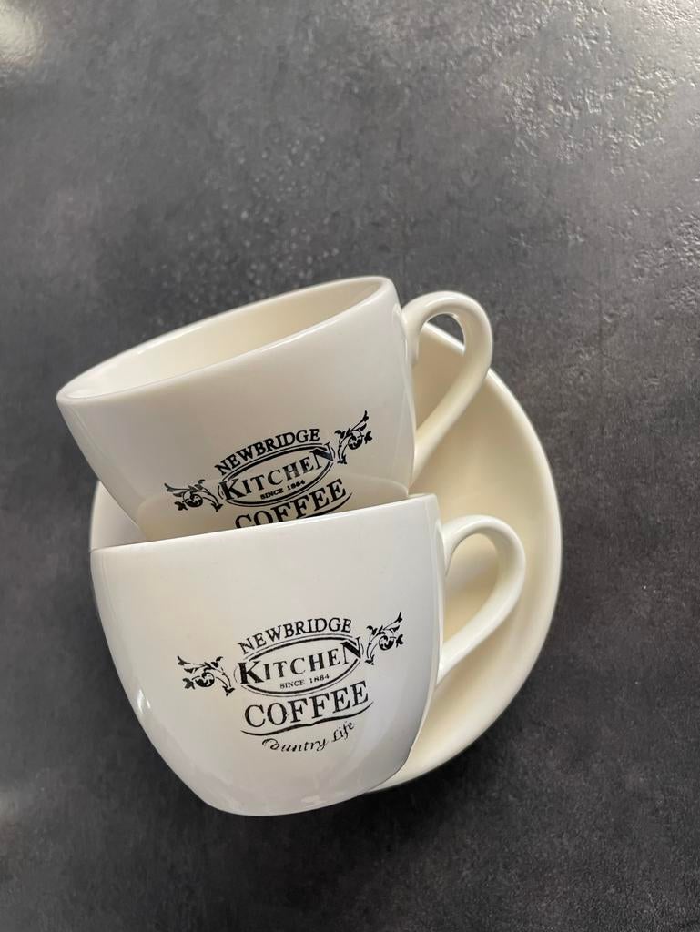 2 nieuwe kop en schotels new bridge kitchen, Ophalen, Zo goed als nieuw, Overige stijlen, Kop(pen) en/of Schotel(s)