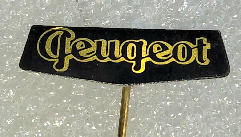 Vintage Peugeot speldje - Zwart met goudkleurig logo, Ophalen of Verzenden, Gebruikt, Merk, Speldje of Pin