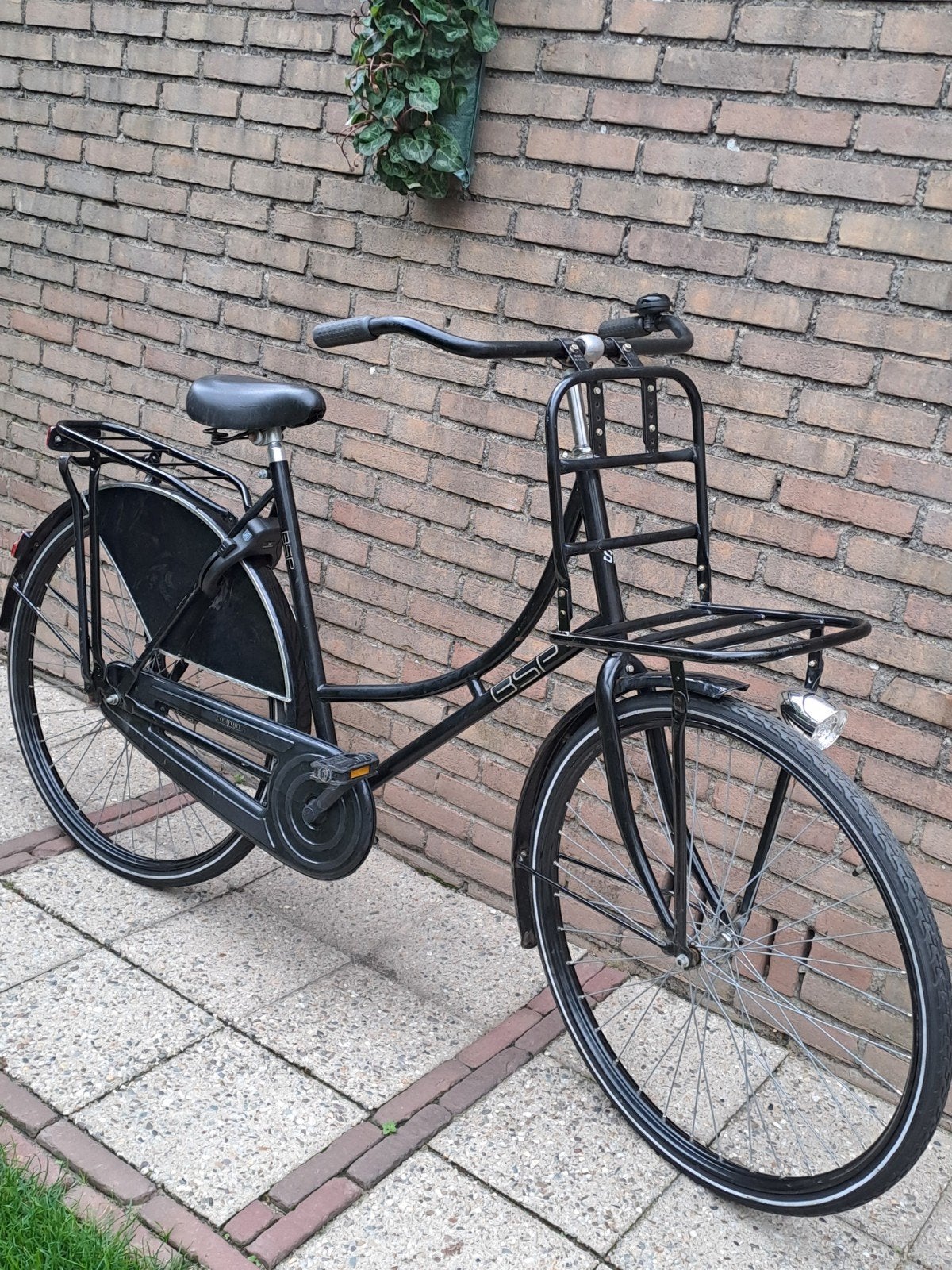 Prima rijdende 28 inch BSP Omafiets met transportrek., Fietsen en Brommers, Terugtraprem, 56 cm of meer, Zo goed als nieuw, Ophalen