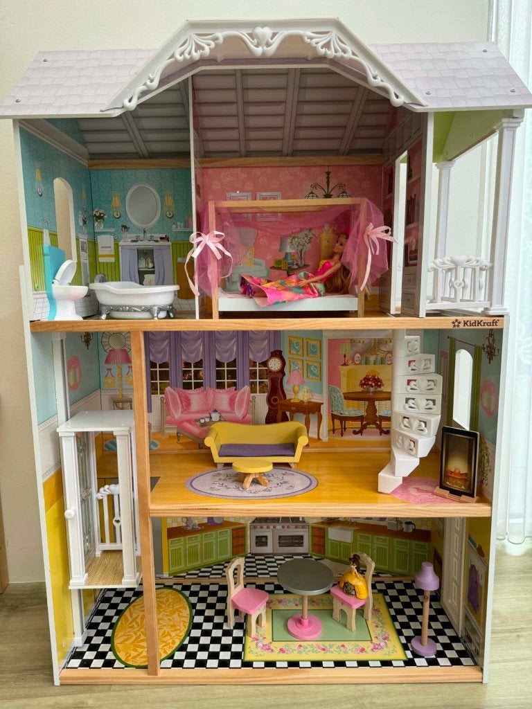 Groot en compleet Kaylee poppenhuis, Ophalen, Zo goed als nieuw, Poppenhuis