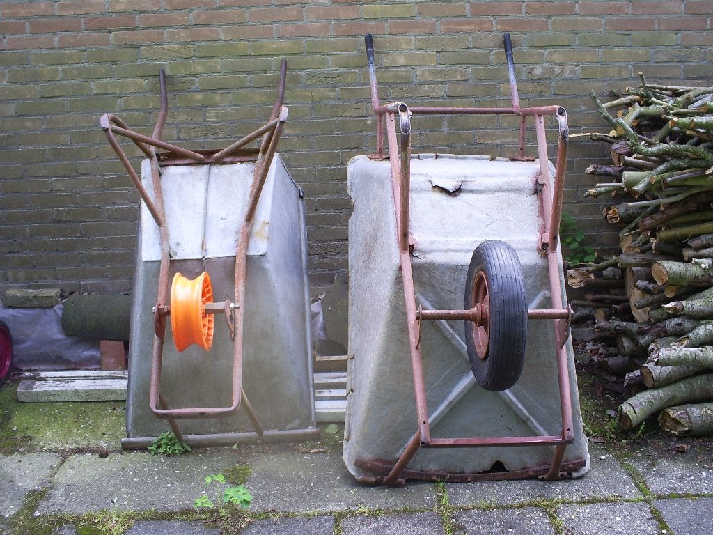 Twee oude lekke Kruiwagens, Ophalen, Fort kruiwagen, Handmatig, Gebruikt