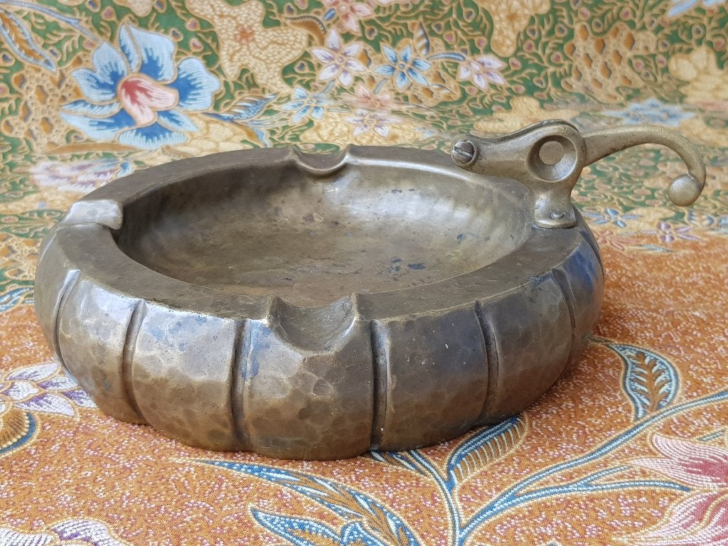 Mooie antieke Engelse asbak met sigarenknipper 18 cm. 1923.
