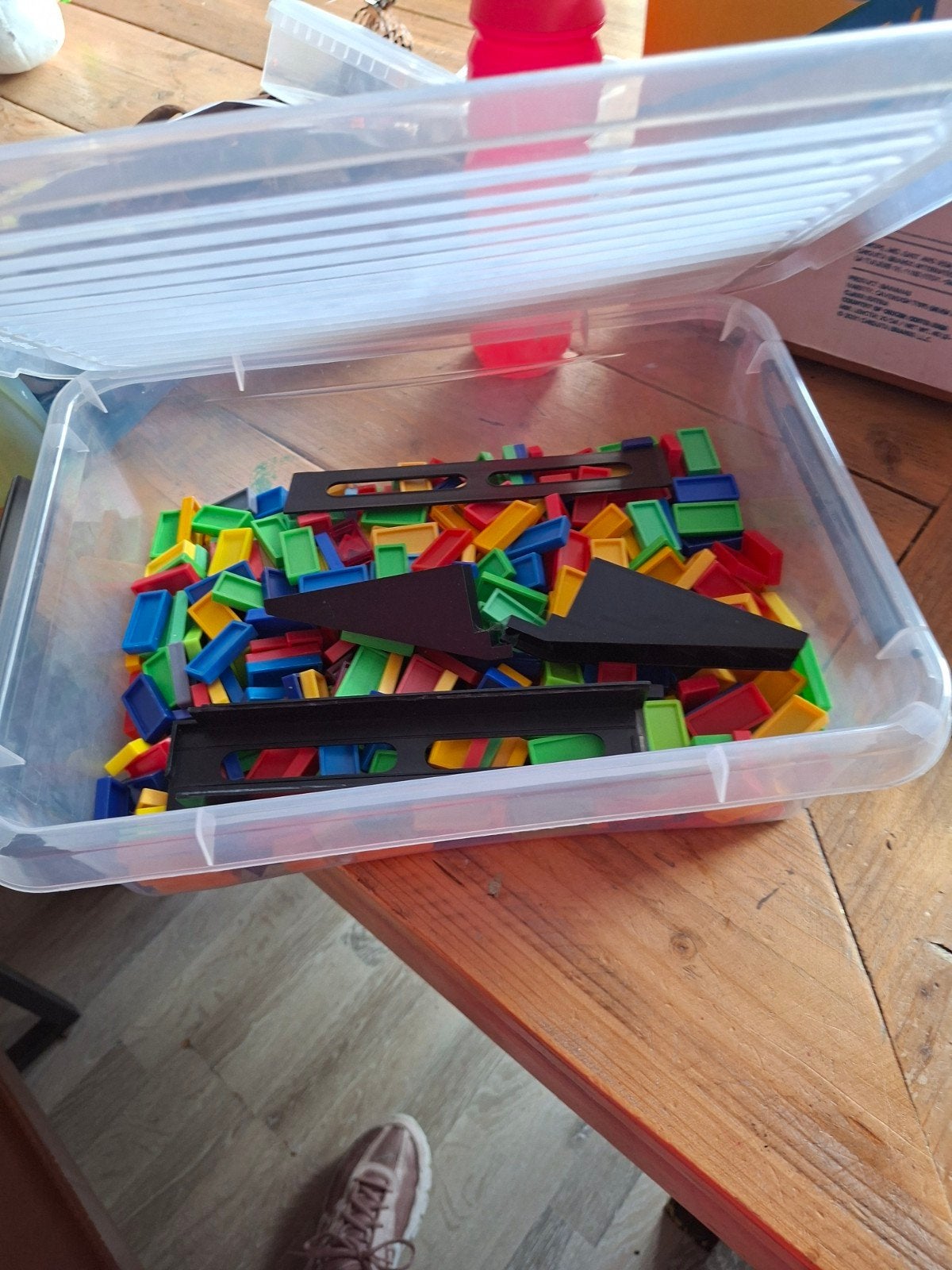 Kleurrijke dominostenen in opbergdoos, Vijf spelers of meer, Ophalen of Verzenden, Gebruikt, Onbekend