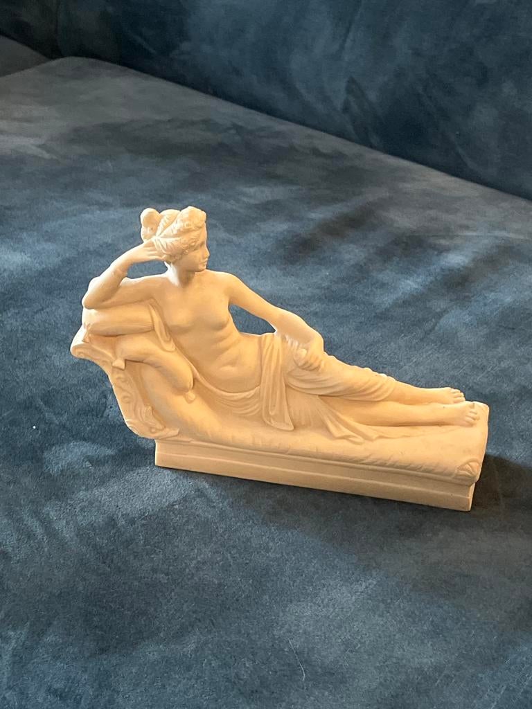 Klassiek beeld van liggende vrouw in ivoorkleur, Ophalen of Verzenden, Handgemaakt, 20 - 50 cm, Wit