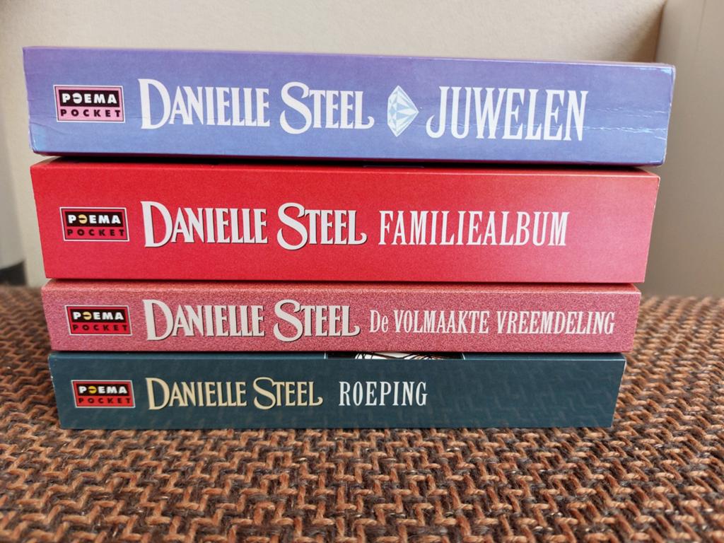 4 Danielle Steel: Juwelen, Familiealbum, Roeping, De Volmaak, Ophalen of Verzenden, Gelezen, Danielle Steel, Amerika