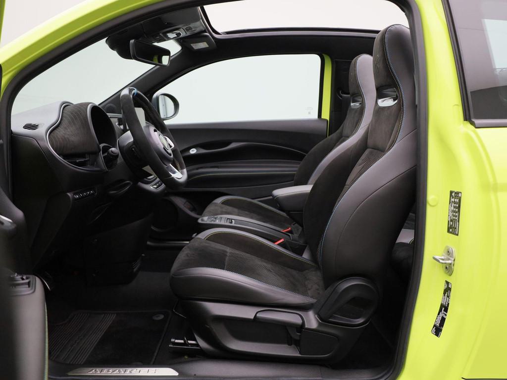 Abarth Fiat 500C Abarth Scorpionissima 42 kWh | Navigatiesys, Auto's, 12 maanden, Gebruikt, 4 stoelen, Alcantara