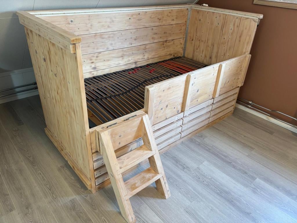 Steigerhouten bed met opberglades en trapje, Huis en Inrichting, Ophalen, Gebruikt, 90 cm, Steigerhout