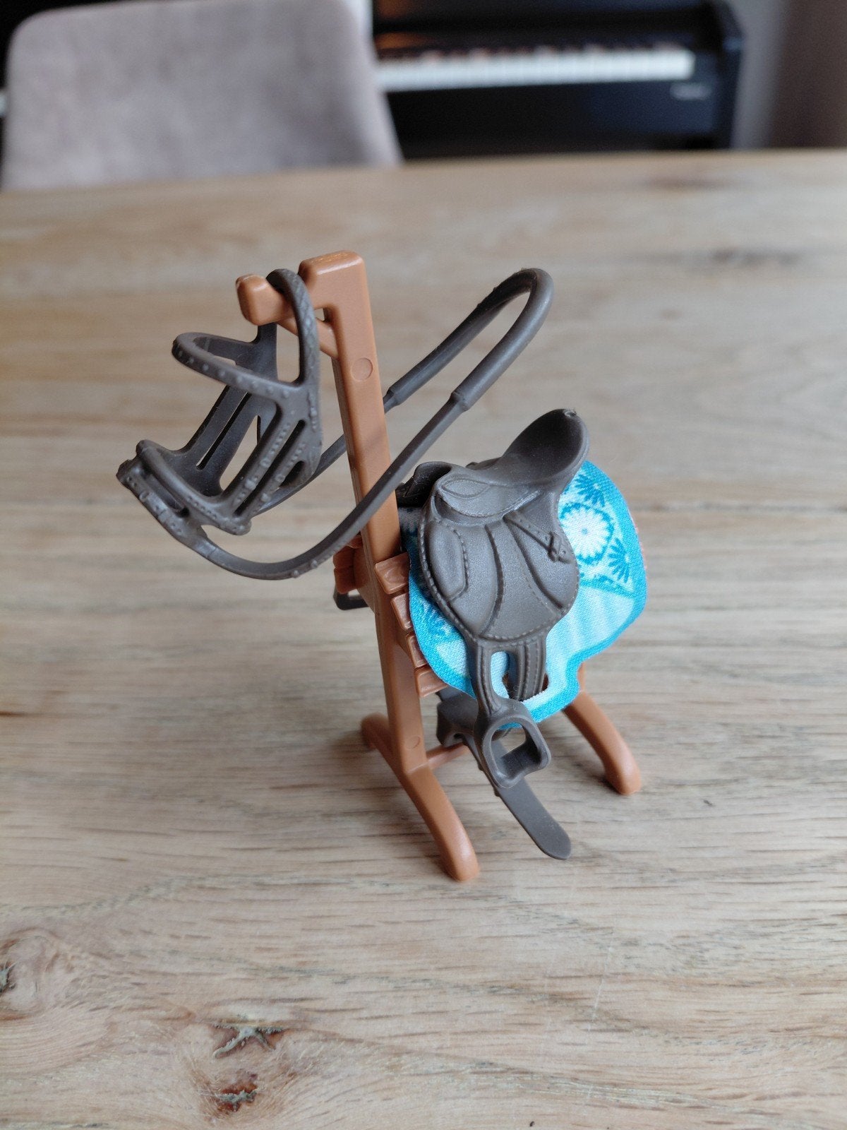 Schleich zadel, dekje, hoofdstel en zadelsteun, Ophalen of Verzenden, Zo goed als nieuw