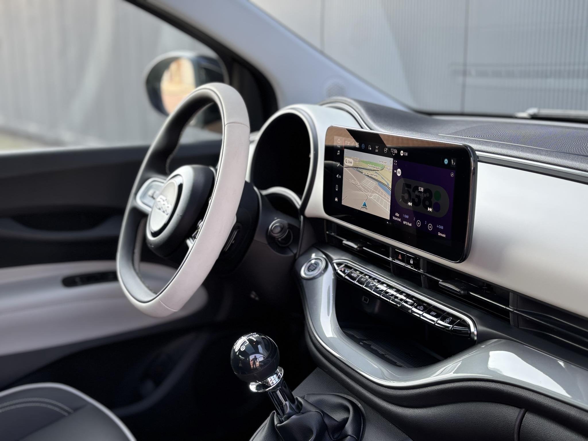 Fiat 500 1.0 Hybrid La Prima | Apple-Android | Panoramadak |, Auto's, Gebruikt, Euro 6, 4 stoelen, Zwart