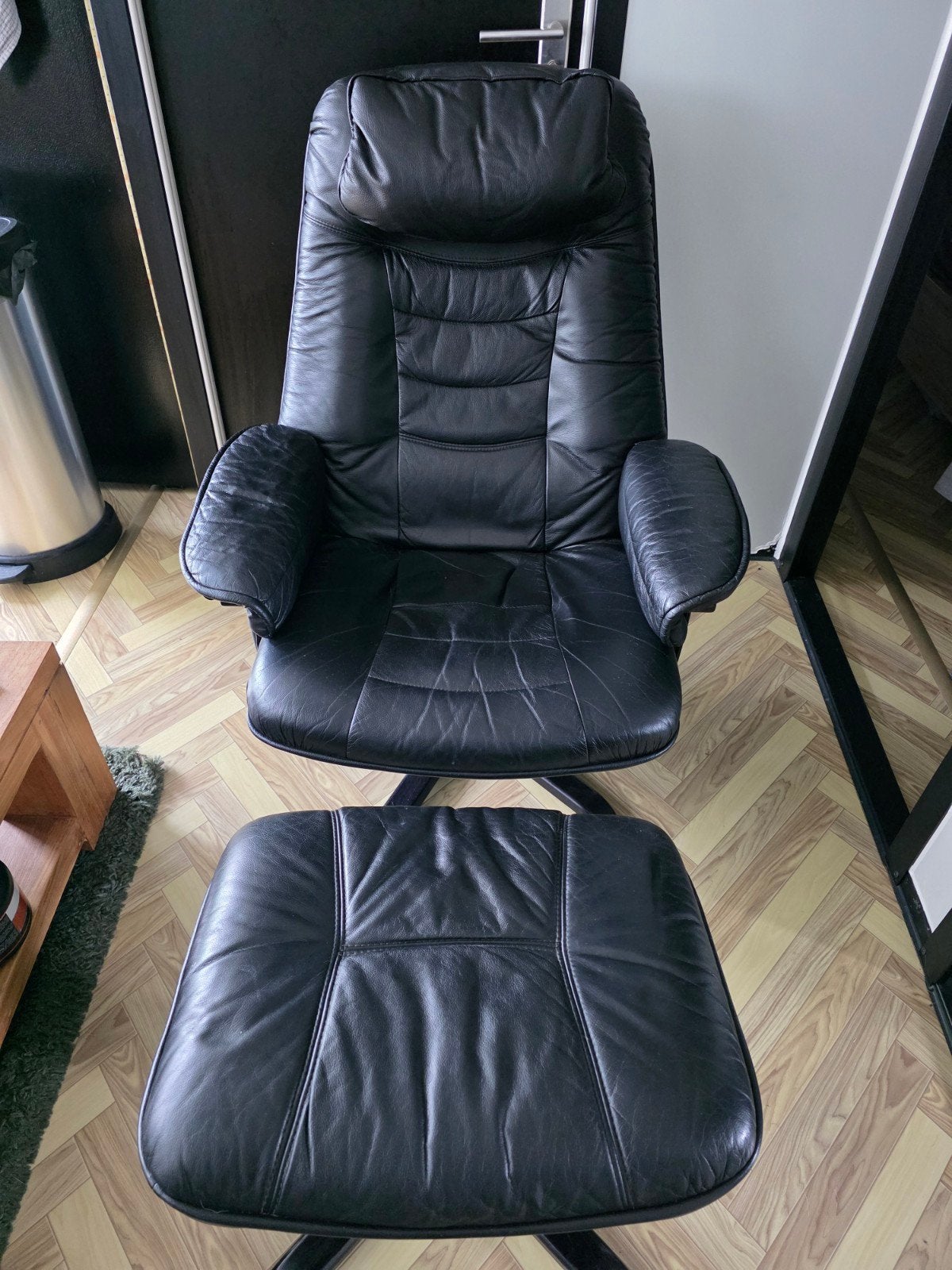 2 nette leren stoelen met hocker goede kwaliteit, Ophalen, Zo goed als nieuw, Twee