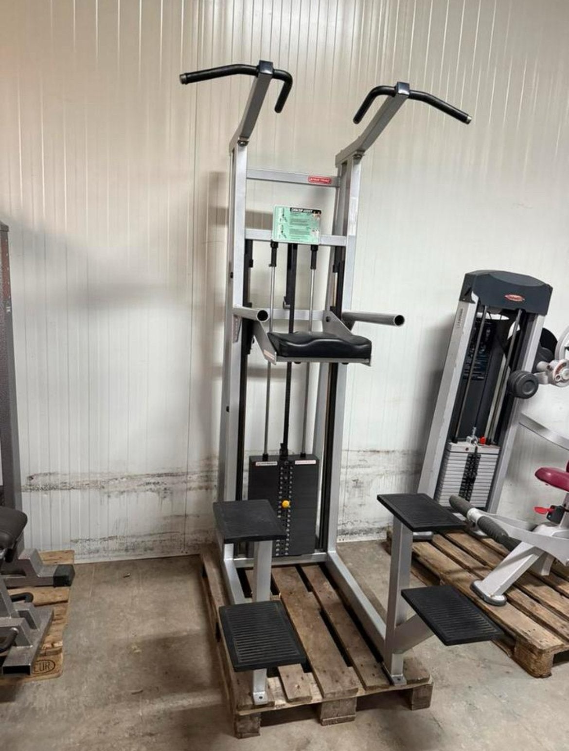 Star Trac Chin dip assist / Dips / pull up machine