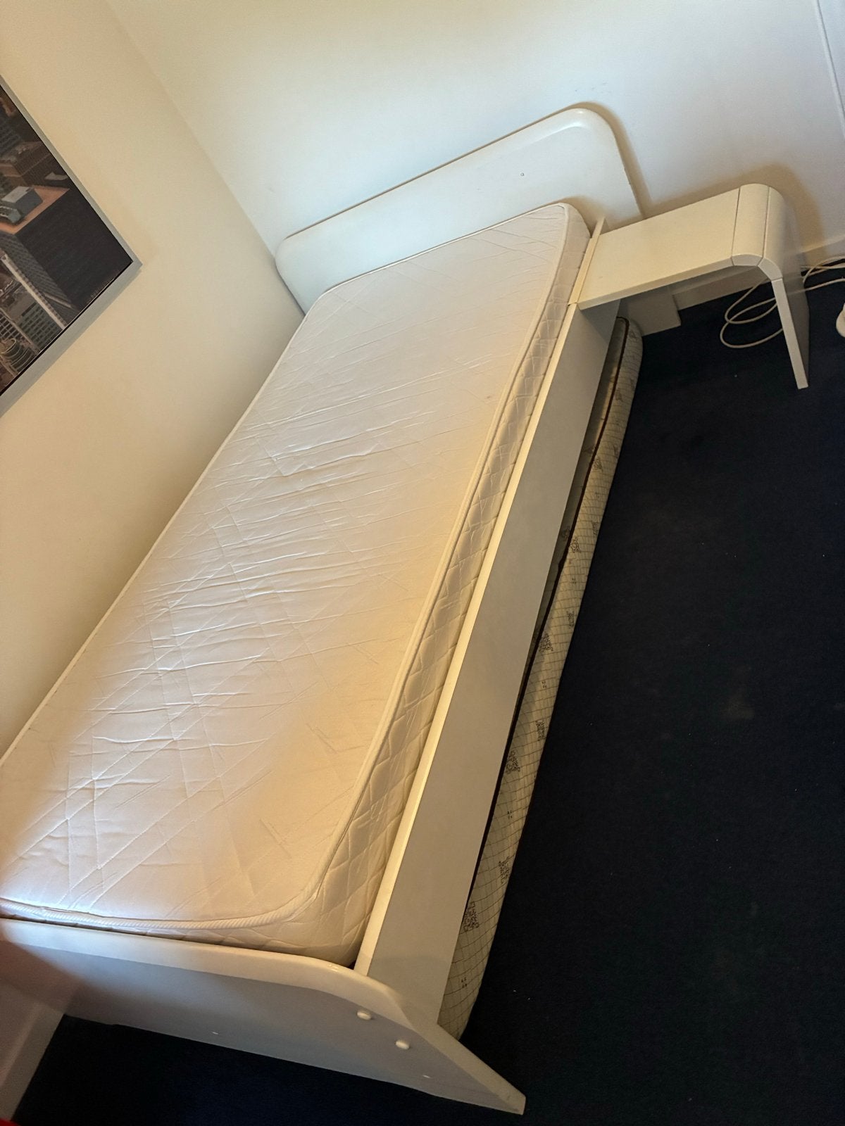 Eenpersoonsbed met matras en nachtkastje