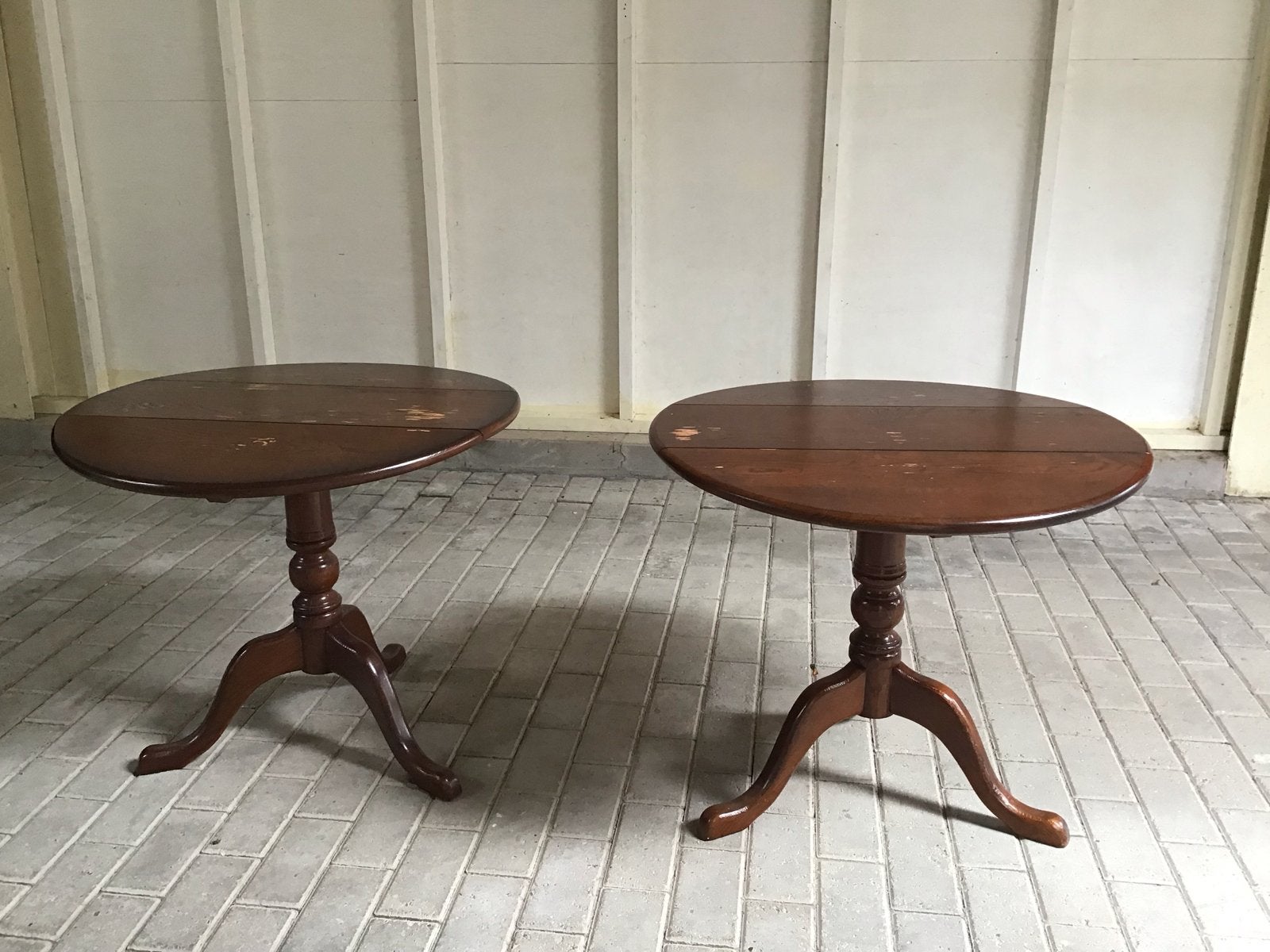 Twee antieke hang-oor tafels, Ophalen