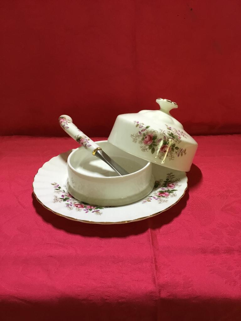 Royal Albert Lavender rose BOTERVLOOT compleet, Ophalen of Verzenden, Nieuw, Porselein, Overige typen