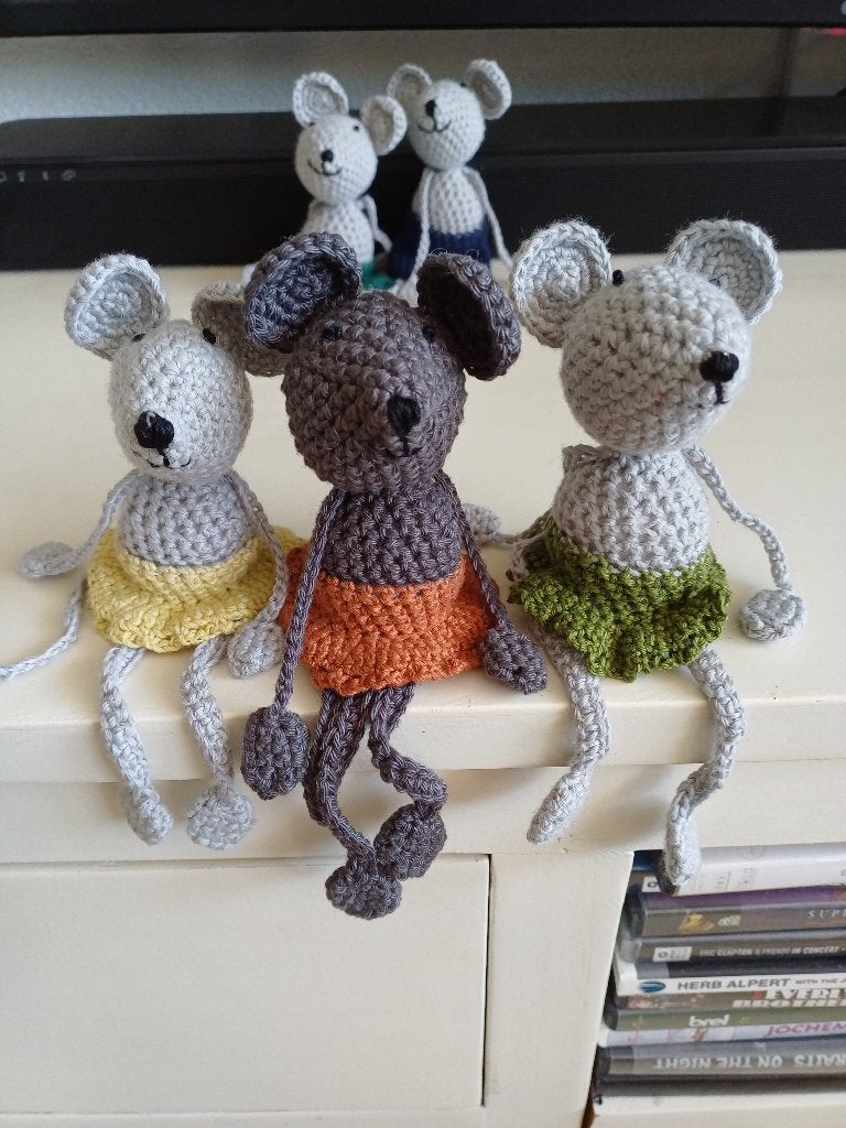 Diverse gehaakte muizen met rokje of broekje, Muis, Handgemaakt, Grijs, Nieuw