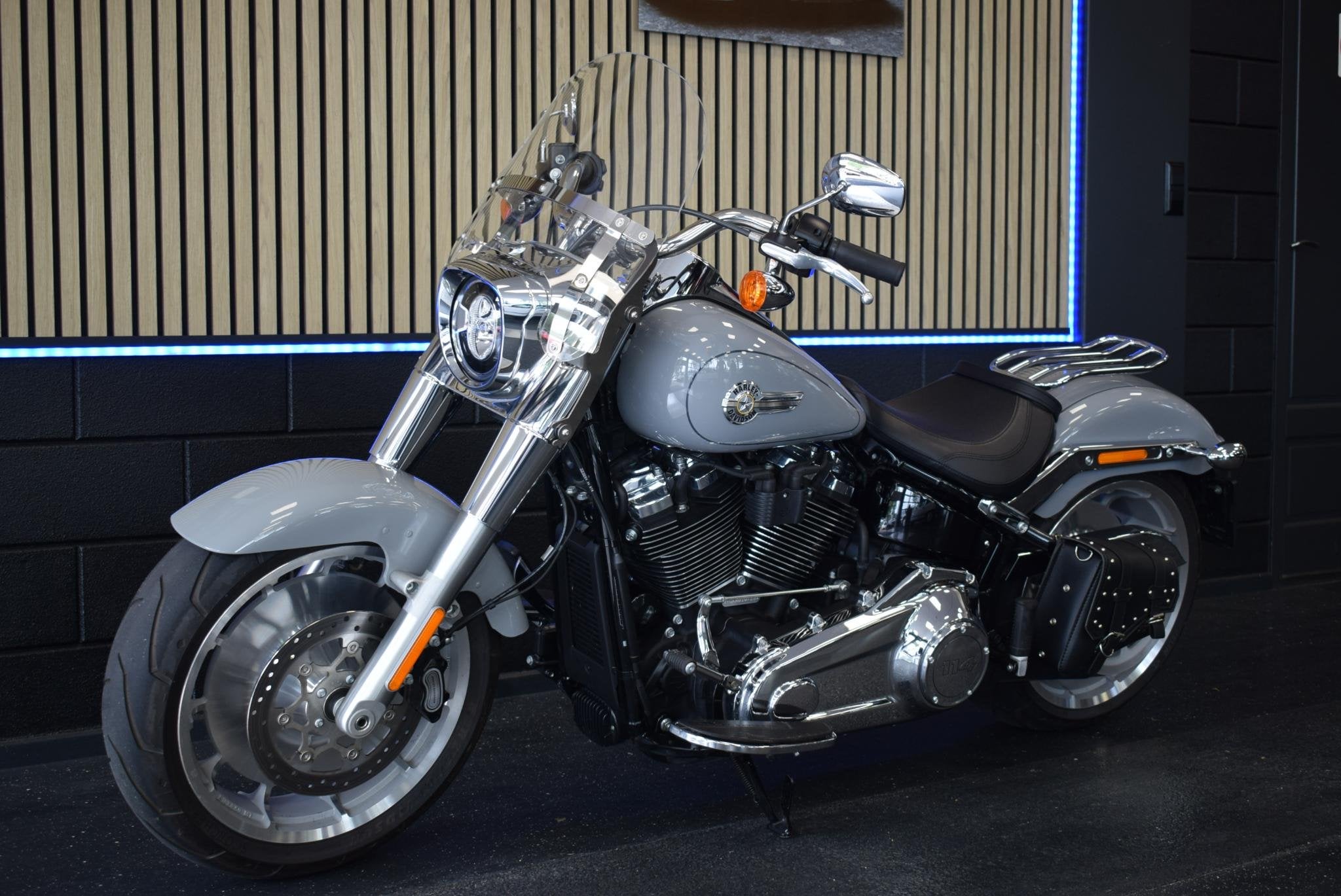 Harley Davidson 114 FLFBS Softail Fat Boy Nieuwstaat EU MOTO, Motoren, Laan van Vredenoord 33
2289 DA  Rijswijk, NL, LED Verlichting