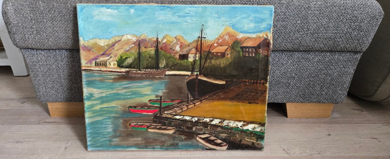 Schilderij van Henk Vos - Haven met boten en bergen, Antiek en Kunst, Kunst | Schilderijen | Klassiek, Maritiem / water, Doek