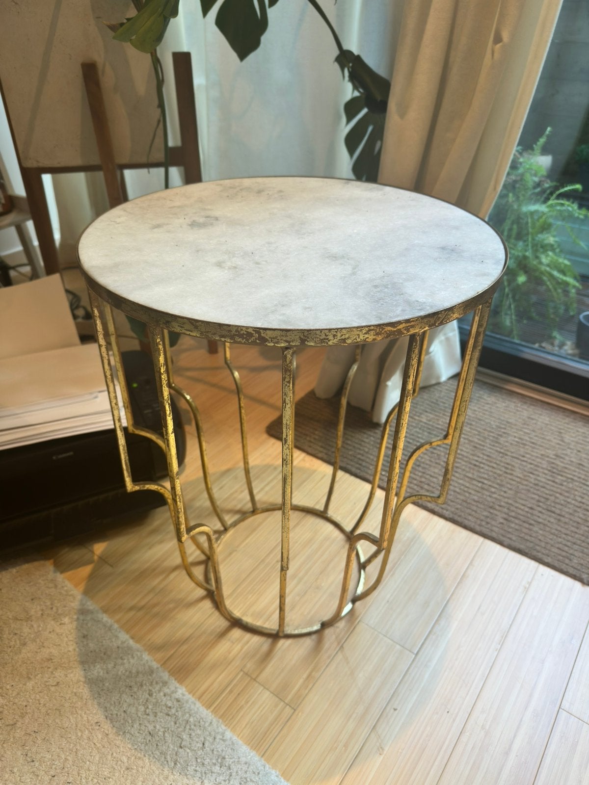 Ronde bijzettafel goud met wit marmeren blad, Ophalen, Minder dan 55 cm, Metaal of Aluminium, Rond