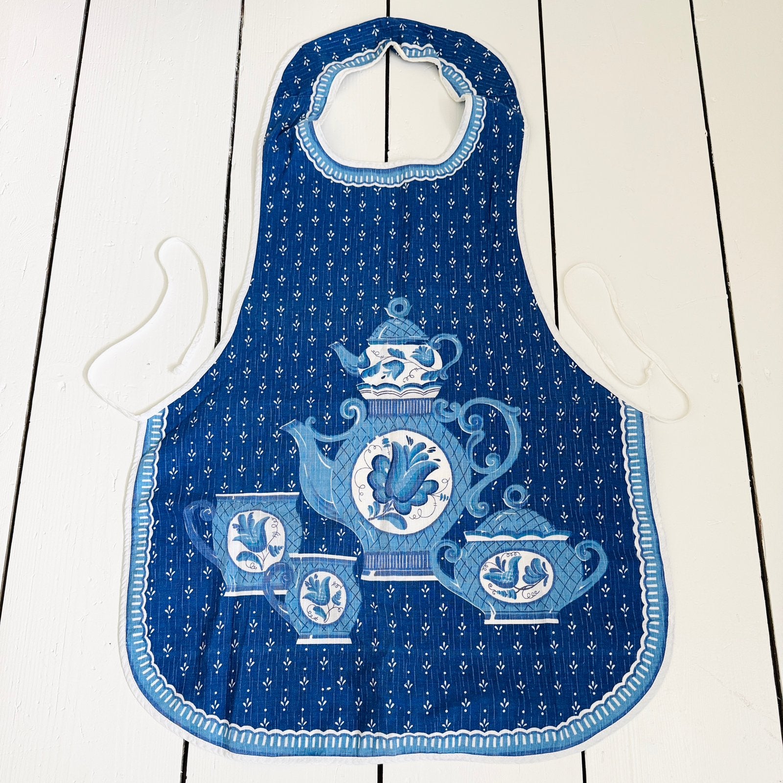 Blauw retro keukenschort met servies print - als nieuw, Ophalen of Verzenden, Zo goed als nieuw, Blauw, Schort