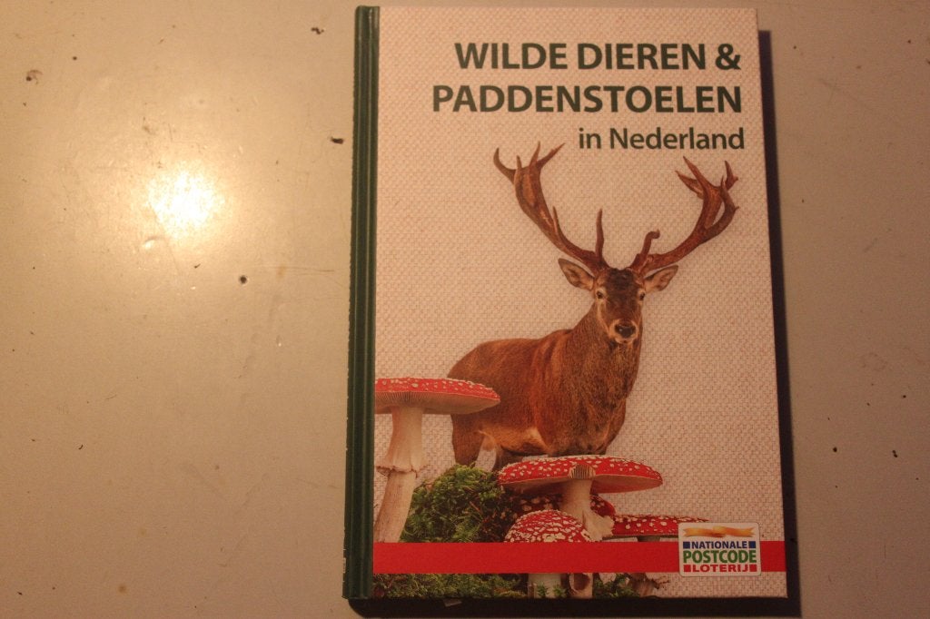 801b - boek - wilde dieren & paddenstoelen in nederland, Ophalen of Verzenden, Gelezen, Natuur algemeen