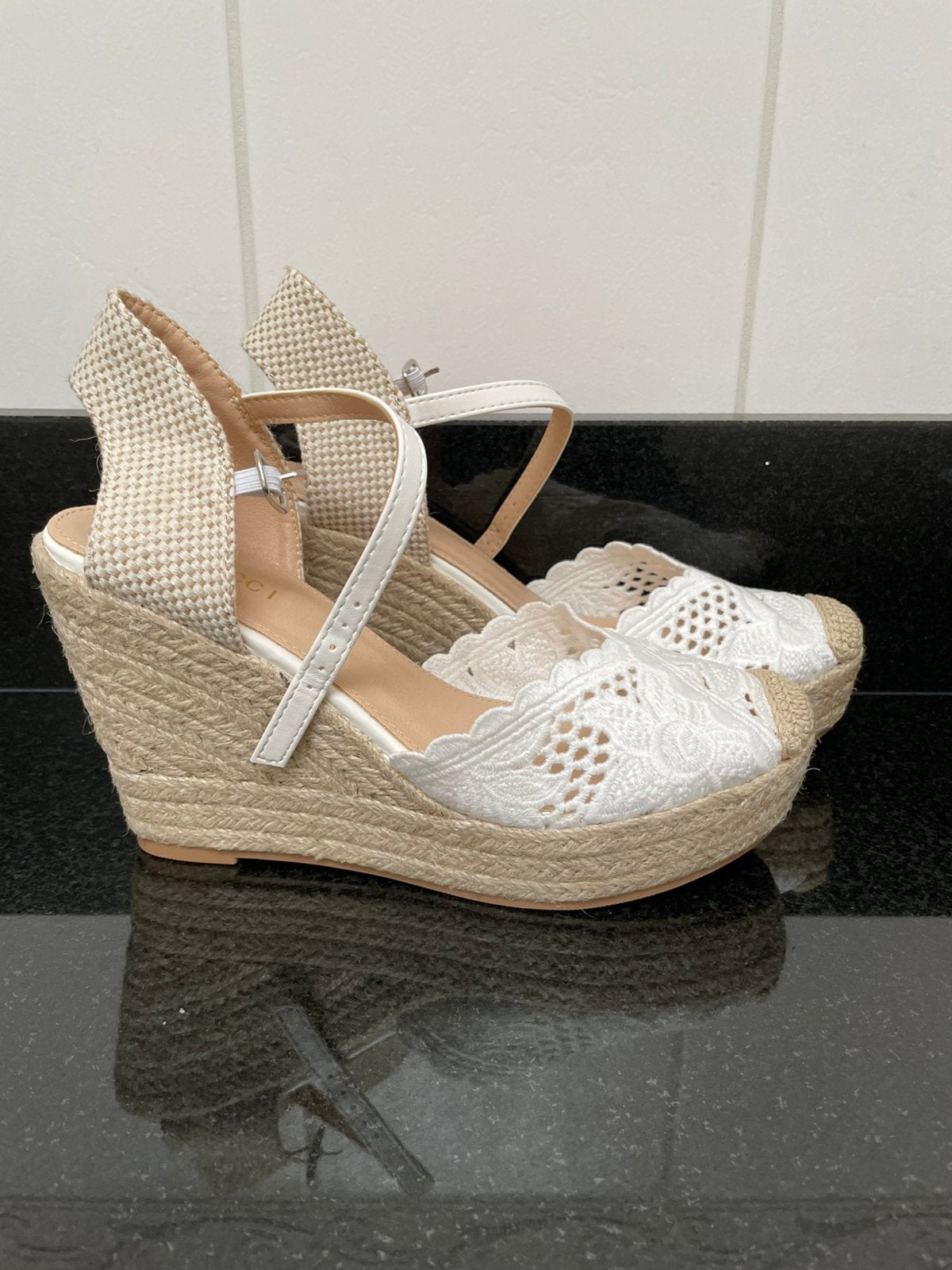 Nieuw: broderie sleehak wit maat 39, Wit, Ophalen of Verzenden, Zo goed als nieuw, Schoenen met hoge hakken